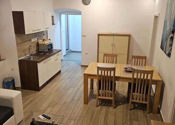 Jadran - 2 Bedroom Apt For 6 People