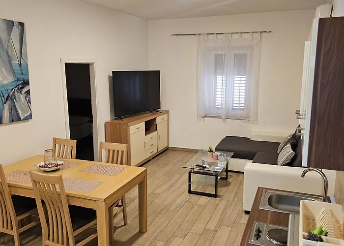 Jadran - 2 Bedroom Apt For 6 People