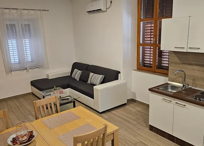 Jadran - 2 Bedroom Apt For 6 People